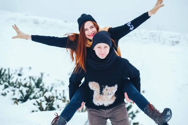 Sorrindo casal andando em bosques nevados juntos — Fotografia de Stock