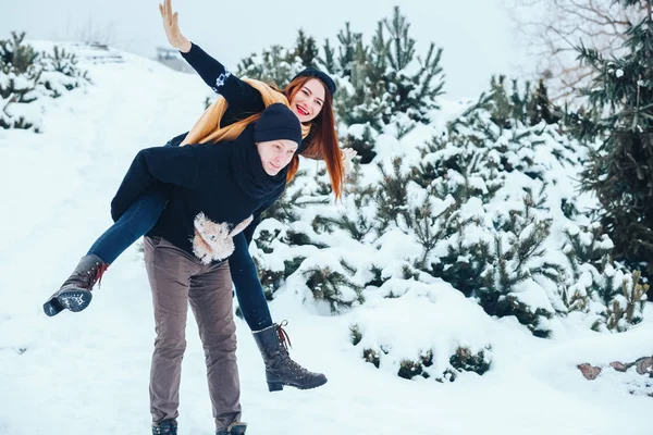 Sorrindo casal andando em bosques nevados juntos — Fotografia de Stock