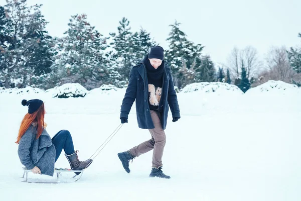 bir kış tatil zevk ve karlı kış gününde eğleniyor aşık genç Çift.