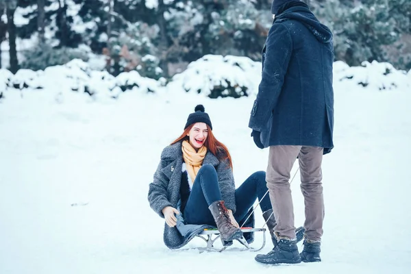 bir kış tatil zevk ve karlı kış gününde eğleniyor aşık genç Çift.
