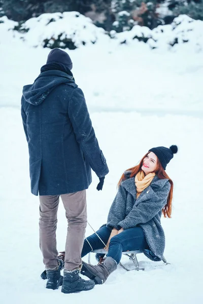 Jovem casal apaixonado desfrutando de umas férias de inverno e se divertindo em um dia de inverno nevado . — Fotografia de Stock