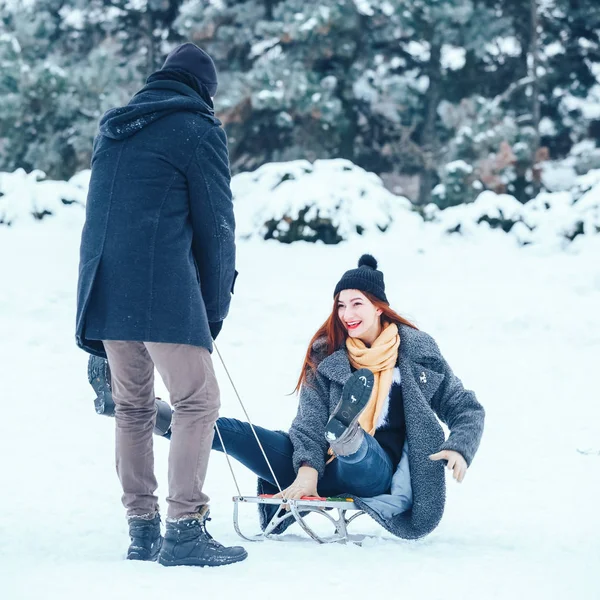 bir kış tatil zevk ve karlı kış gününde eğleniyor aşık genç Çift.