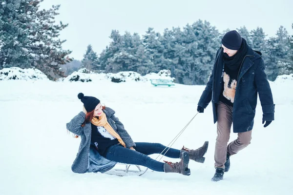 bir kış tatil zevk ve karlı kış gününde eğleniyor aşık genç Çift.