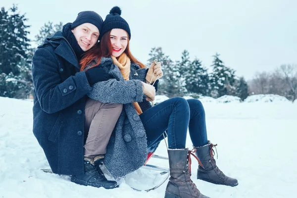 Jovem casal apaixonado desfrutando de umas férias de inverno e se divertindo em um dia de inverno nevado . — Fotografia de Stock