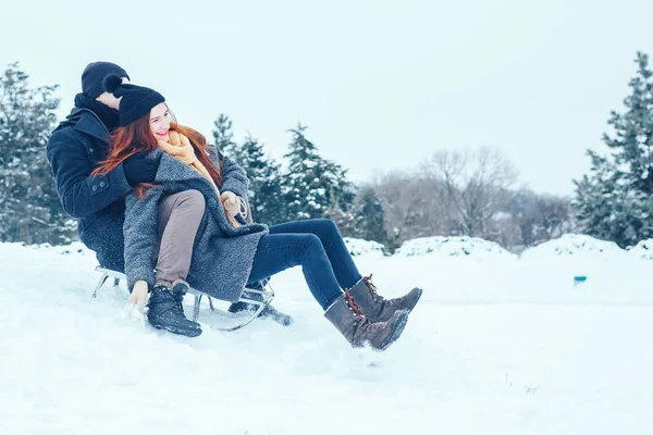 Jovem casal apaixonado desfrutando de umas férias de inverno e se divertindo em um dia de inverno nevado . — Fotografia de Stock