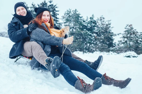 bir kış tatil zevk ve karlı kış gününde eğleniyor aşık genç Çift.