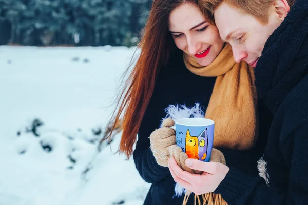 Genç çift ahşap aşık. Adam bir termos çay dökülen. Yakın çekim