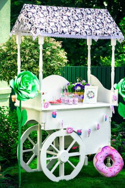 Çikolata. Dekor bebek veya çocuğun doğum günü partisi için. Çocuk tatil tekerli ahşap kubbe