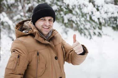 Mutlu etkin adam gösteren başparmak yukarıya her şey Ok ve iyi. Kış tatili