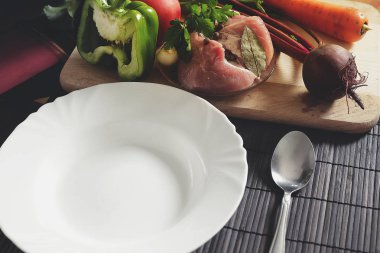 Tablo taze yakınındaki bir kaşık ile boş bir beyaz levha açıktır