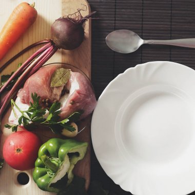 Tablo taze yakınındaki bir kaşık ile boş bir beyaz levha açıktır