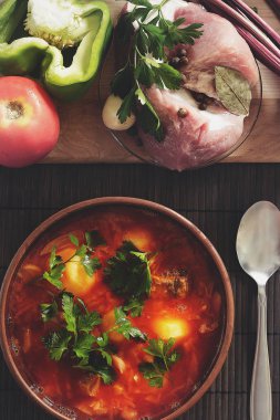 Taze sebze birtakım yakınındaki masada kırmızı borsch ile beyaz plaka
