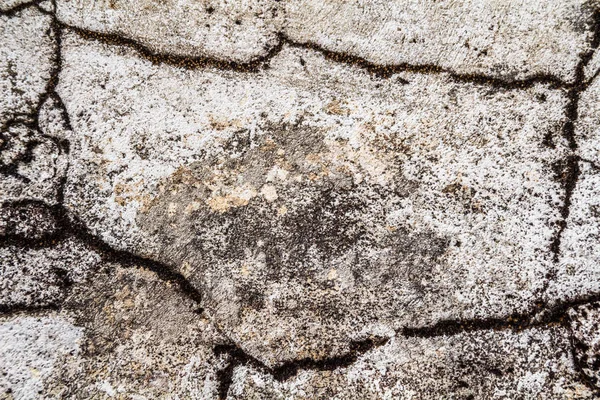 Pared de cemento de hormigón grunge con grieta en edificio industrial, ideal para su diseño y textura de fondo — Foto de Stock