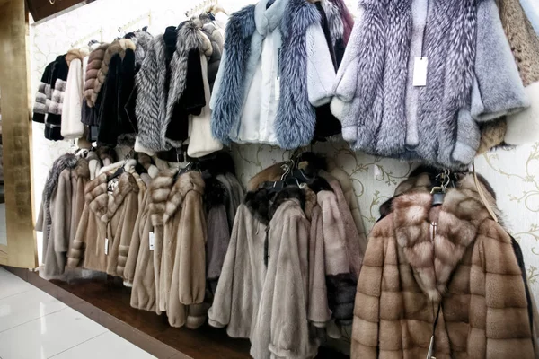 Натуральные шубы висят на вешалках в магазине. Продажа зимней теплой одежды. Турецкий магазин — стоковое фото