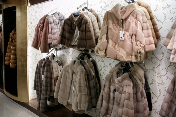 Természetes bundák lógnak vállfán egy boltban. Téli meleg ruhák értékesítése. Török bolt — Stock Fotó