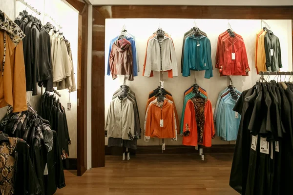 Куртки и пальто висят на вешалке в магазине . — стоковое фото