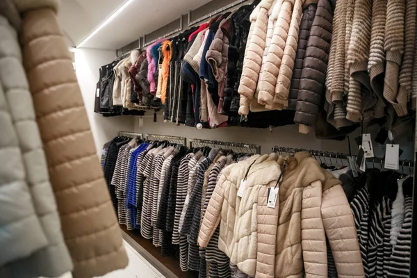 Természetes bundák lógnak vállfán egy boltban. Téli meleg ruhák értékesítése. Török bolt — Stock Fotó