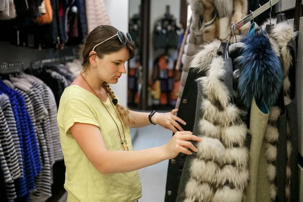 Naturalne futra wiszą na wieszakach w sklepie. Sprzedaż zimowych ciepłych ubrań. Sklep turecki — Zdjęcie stockowe
