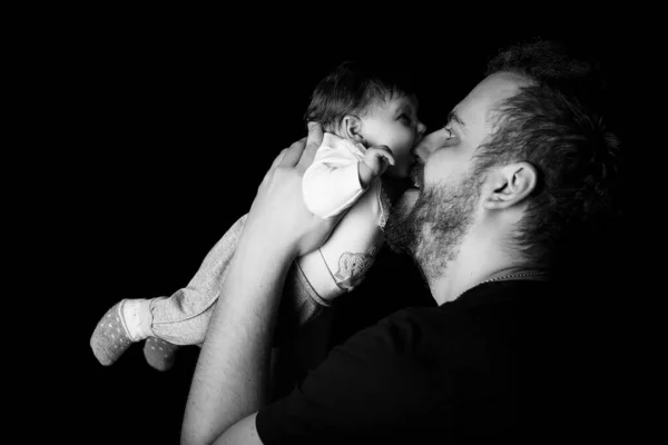 Studioporträt Eines Gut Aussehenden Muskulösen Mannes Schwarzem Shirt Der Ein — Stockfoto