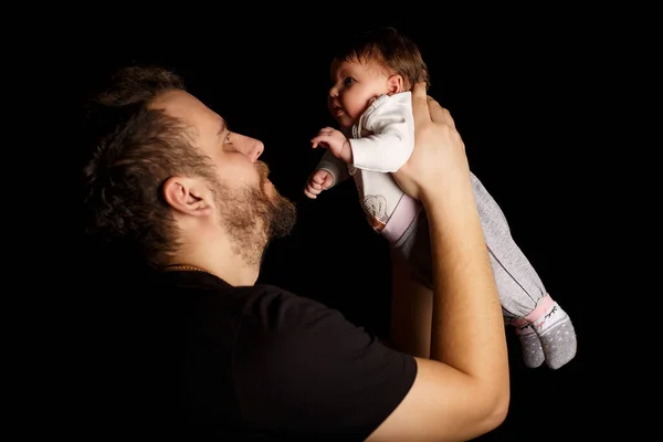 Studioporträt Eines Gut Aussehenden Muskulösen Mannes Schwarzem Shirt Der Ein — Stockfoto