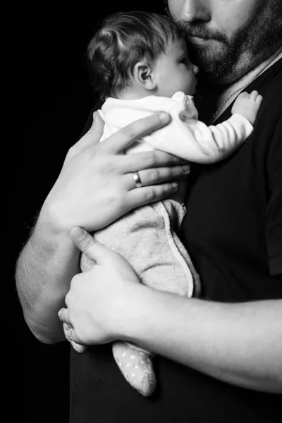 Studioporträt Eines Gut Aussehenden Muskulösen Mannes Schwarzem Shirt Der Ein — Stockfoto