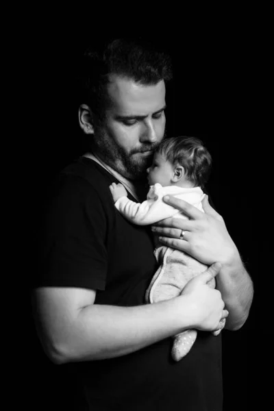 Studioporträt Eines Gut Aussehenden Muskulösen Mannes Schwarzem Shirt Der Ein — Stockfoto