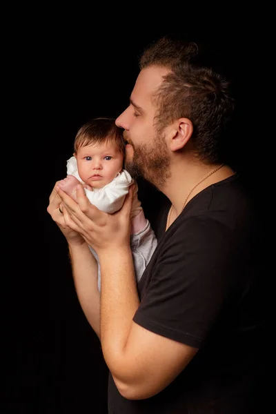 색짧은 귀엽고 아기를 공간에 잘생긴 근육질의 남자의 스튜디오 초상화 — 스톡 사진