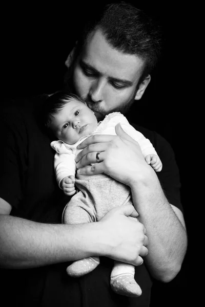 Studioporträt Eines Gut Aussehenden Muskulösen Mannes Schwarzem Shirt Der Ein — Stockfoto