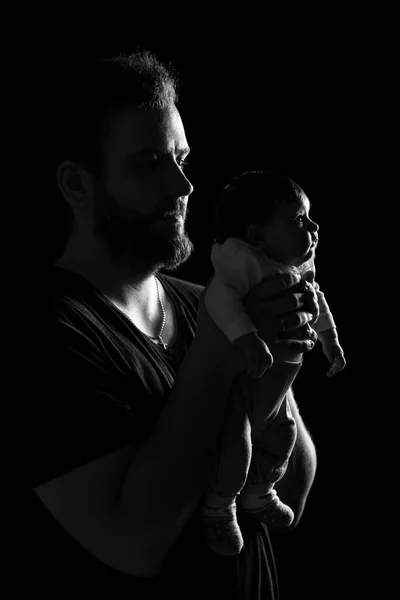 색짧은 귀엽고 아기를 공간에 잘생긴 근육질의 남자의 스튜디오 초상화 — 스톡 사진