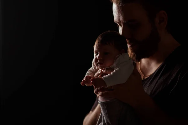 Studioporträt Eines Gut Aussehenden Muskulösen Mannes Schwarzem Shirt Der Ein — Stockfoto