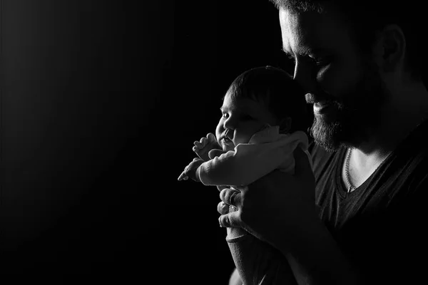 Studioporträt Eines Gut Aussehenden Muskulösen Mannes Schwarzem Shirt Der Ein — Stockfoto