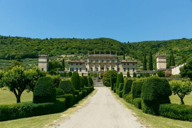 Yazın güneşli havalarda yeşil çayırlar, selvi ve üzüm bağları arasında şık bir İtalyan villası..