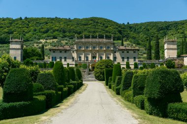 Yazın güneşli havalarda yeşil çayırlar, selvi ve üzüm bağları arasında şık bir İtalyan villası..
