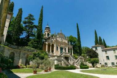 Yazın güneşli havalarda yeşil çayırlar, selvi ve üzüm bağları arasında şık bir İtalyan villası..