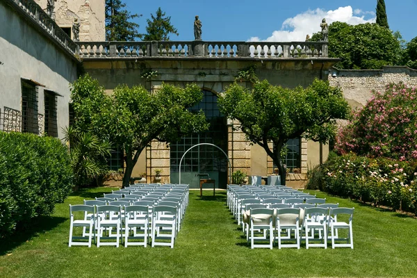 Accogliente Cerimonia Nuziale Con Arco Floreale Sedie Bianche Legno Una — Foto Stock