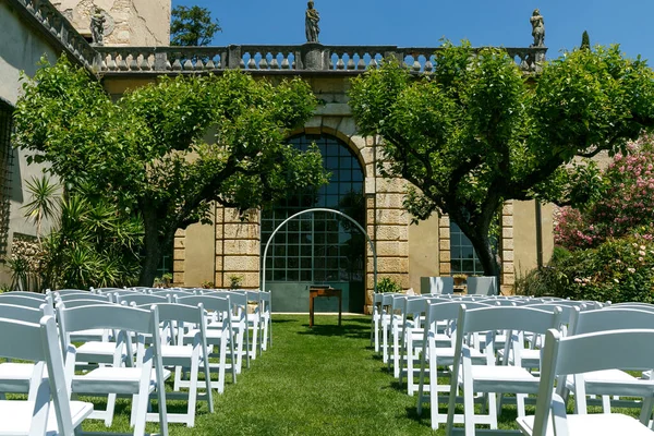 Уютная Свадебная Церемония Цветочной Аркой Деревянными Белыми Стульями Итальянской Вилле — стоковое фото