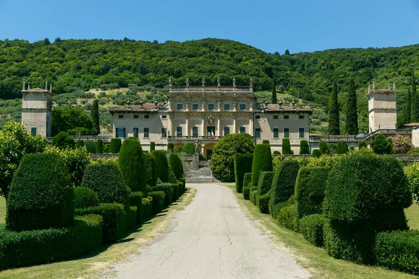 Yazın güneşli havalarda yeşil çayırlar, selvi ve üzüm bağları arasında şık bir İtalyan villası..