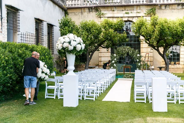 Свадьба Открытым Небом Дворе Старой Итальянской Виллы Мужчины Занимаются Свадебным — стоковое фото