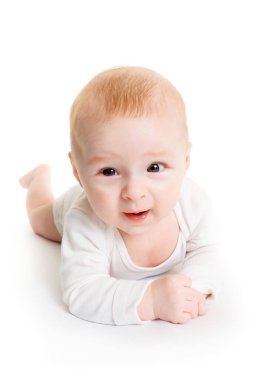 Sevimli bebek beyazda izole edilmiş. 4 aylık küçük bir bebek beyaz bir yüzeyde uzanıyor ve gülümsüyor..