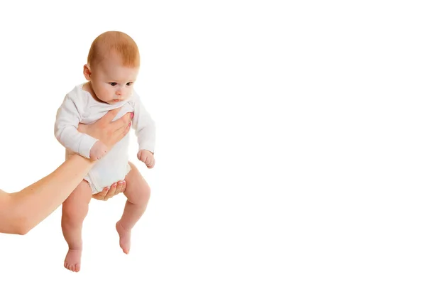 Kleines Baby Den Händen Der Mutter Auf Weißem Hintergrund Neugeborenes — Stockfoto