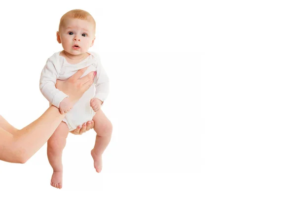Kleines Baby Den Händen Der Mutter Auf Weißem Hintergrund Neugeborenes — Stockfoto
