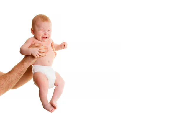 Pequeno Bebê Meses Segure Mãos Masculinas Fundo Branco Choro Recém — Fotografia de Stock