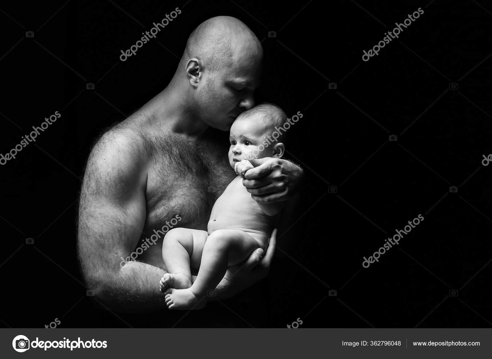 Padre Sostiene Hijo Recién Nacido Sus Brazos Besa Hombre Calvo: fotografía  de stock © LogvinyukYuliia #362796048 | Depositphotos