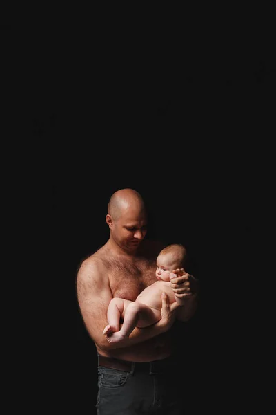 아버지는 태어난 아들을 있습니다 발가벗은 토르소와 배경의 개월된 아기와 대머리 — 스톡 사진