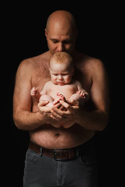 아버지는 갓난아이를 고입맞춤을 발가벗은 토르소와 배경의 개월된 아기와 대머리 — 스톡 사진