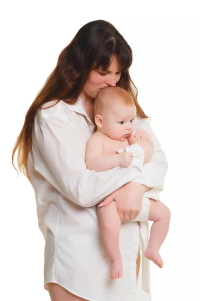 Giovane Mamma Bruna Con Capelli Lunghi Una Camicia Bianca Tiene — Foto Stock