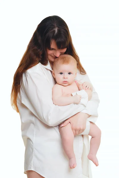 Jonge Brunette Moeder Met Lang Haar Een Wit Shirt Houdt — Stockfoto