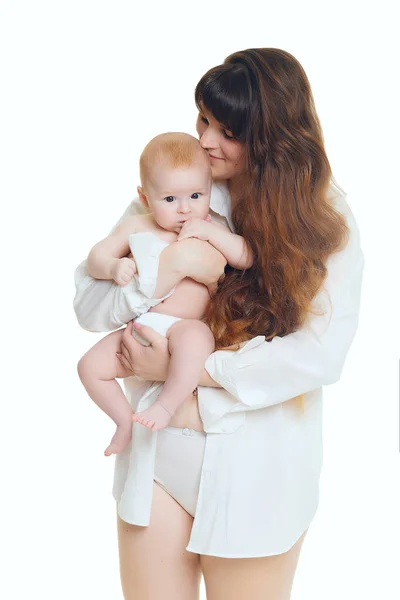 Junge Brünette Mutter Mit Langen Haaren Und Weißem Hemd Hält — Stockfoto