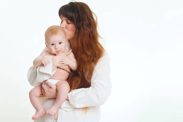 Jonge Brunette Moeder Met Lang Haar Een Wit Shirt Houdt — Stockfoto