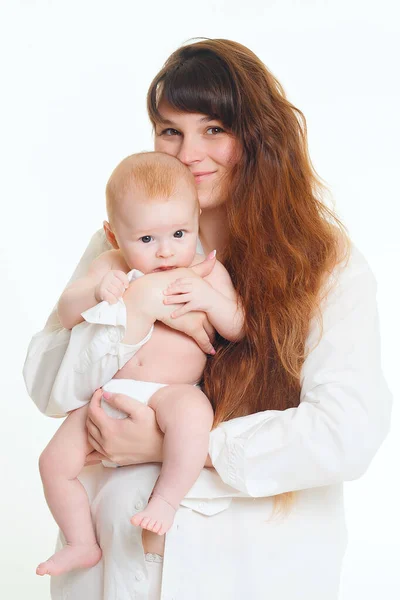 Junge Brünette Mutter Mit Langen Haaren Und Weißem Hemd Hält — Stockfoto